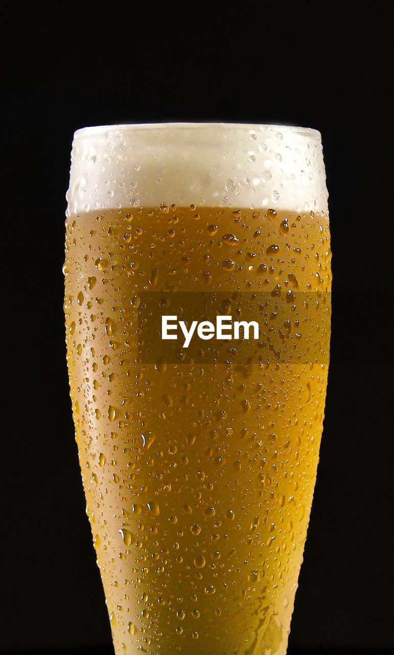 CLOSE-UP OF BEER GLASS