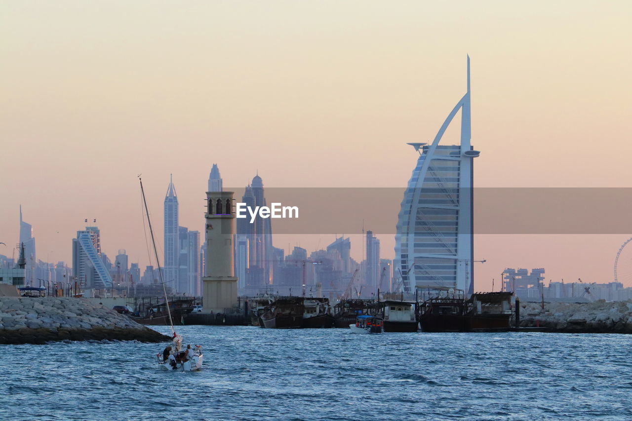 VIEW OF BUILDINGS IN CITY AT WATERFRONT