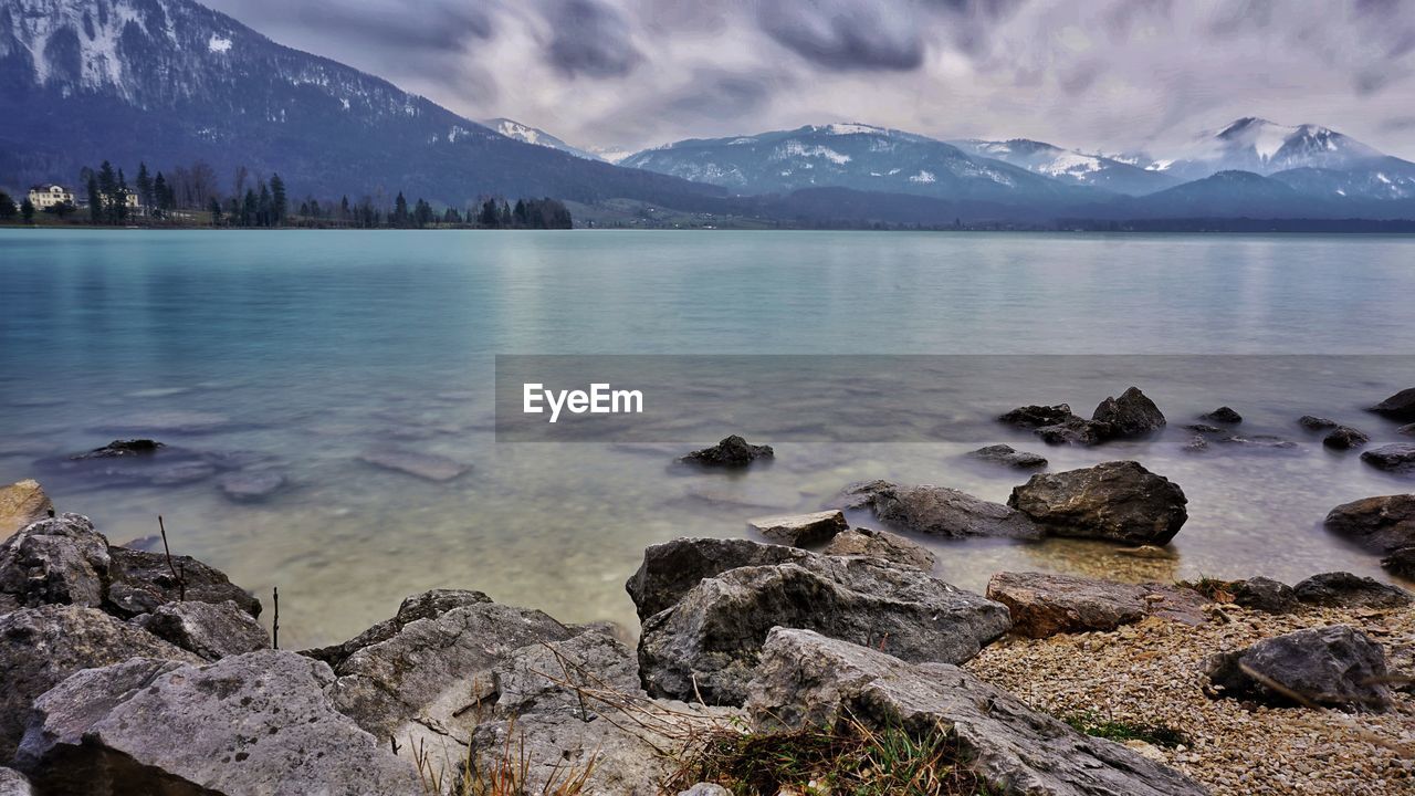 PANORAMIC VIEW OF LAKE AND MOUNTAINS AGAINST SKY