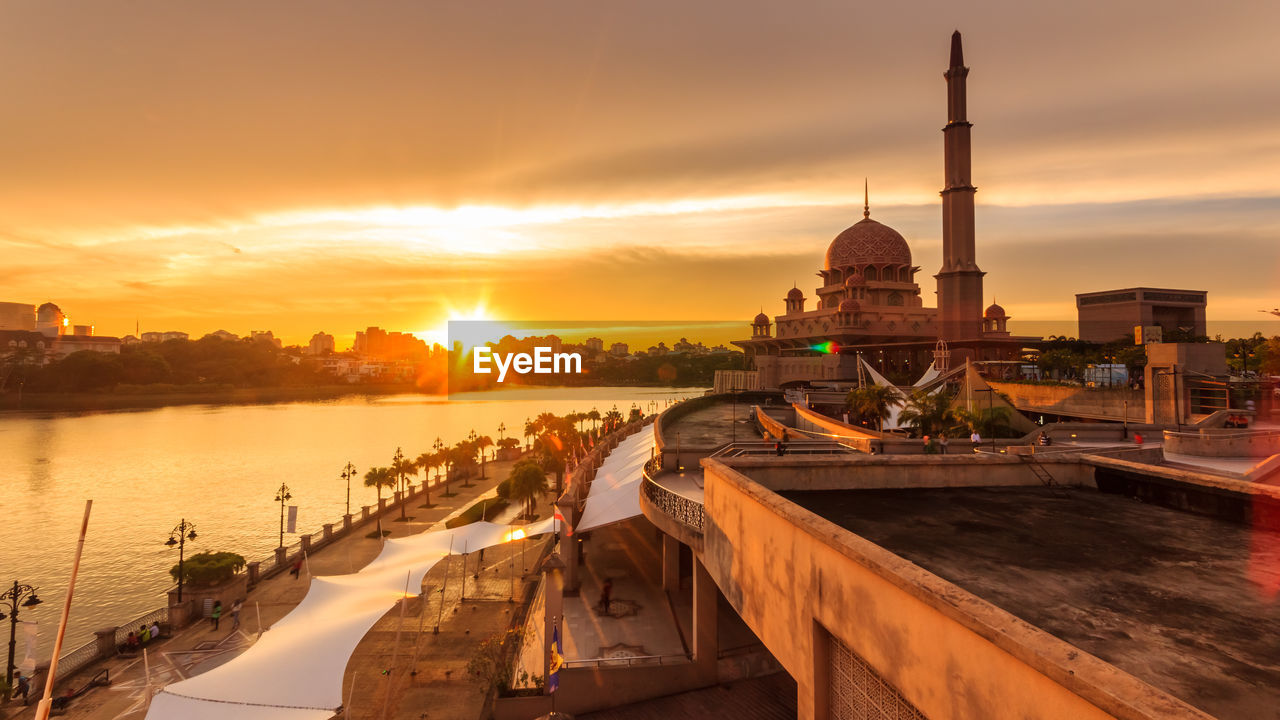 PANORAMIC VIEW OF BUILDINGS AT SUNSET