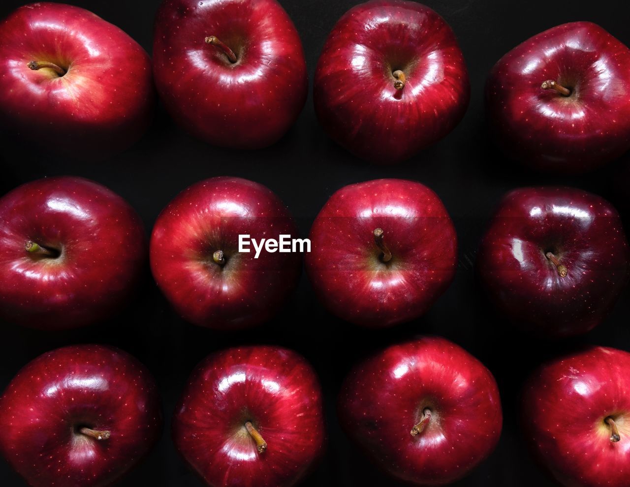 FULL FRAME SHOT OF APPLES IN MARKET