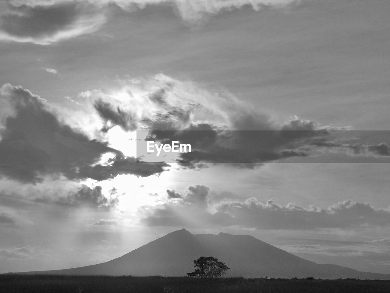 IDYLLIC SHOT OF MOUNTAIN AGAINST SKY