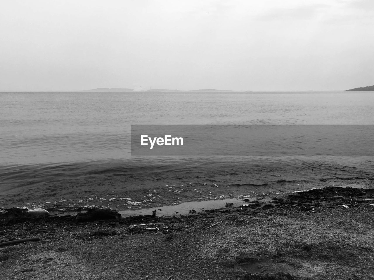 SCENIC VIEW OF SEA AND SHORE AGAINST SKY