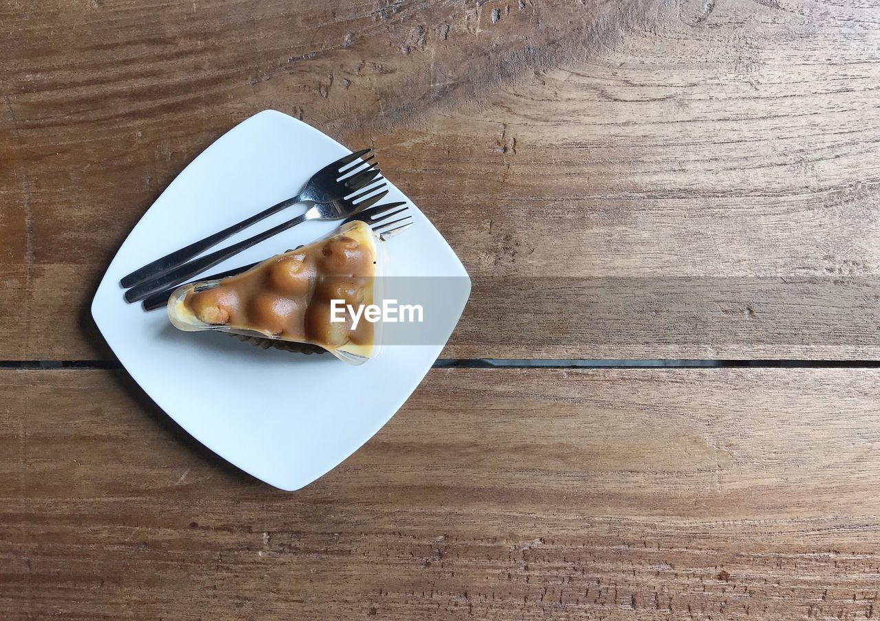 HIGH ANGLE VIEW OF DESSERT ON TABLE