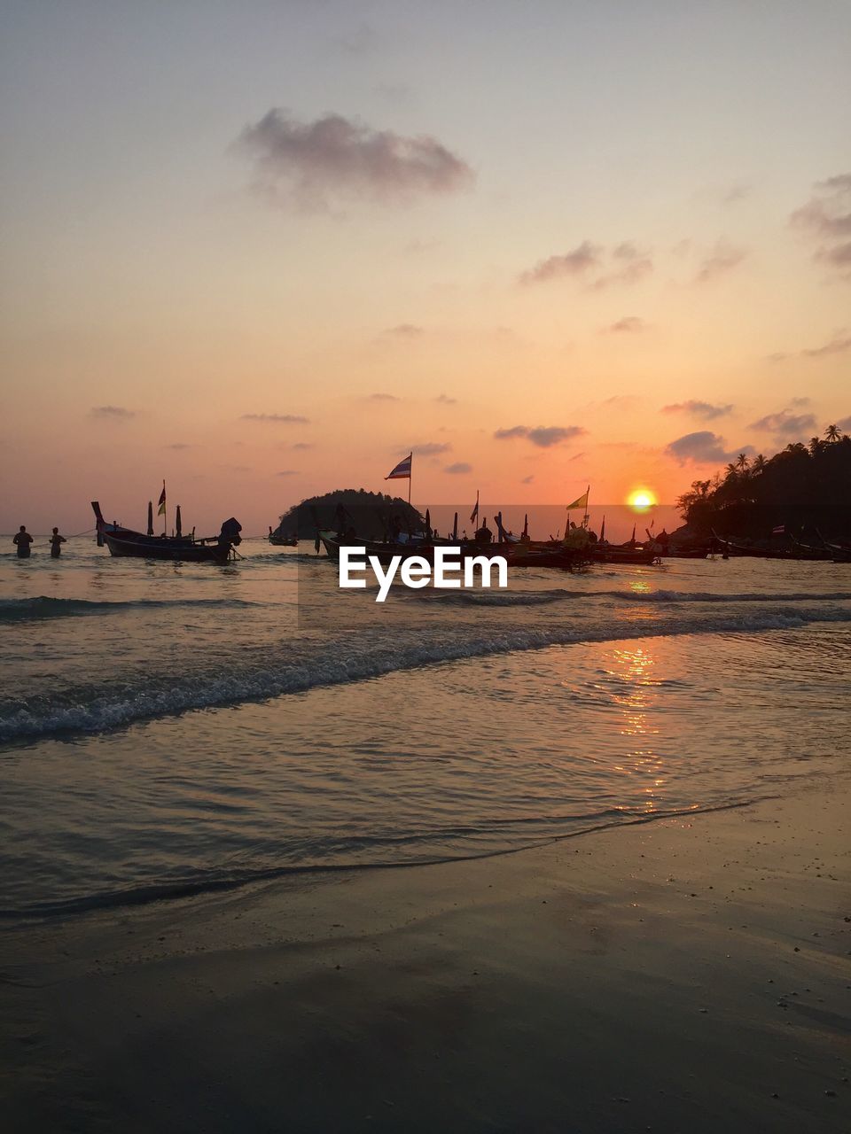 SCENIC VIEW OF BEACH AGAINST CLOUDY SKY