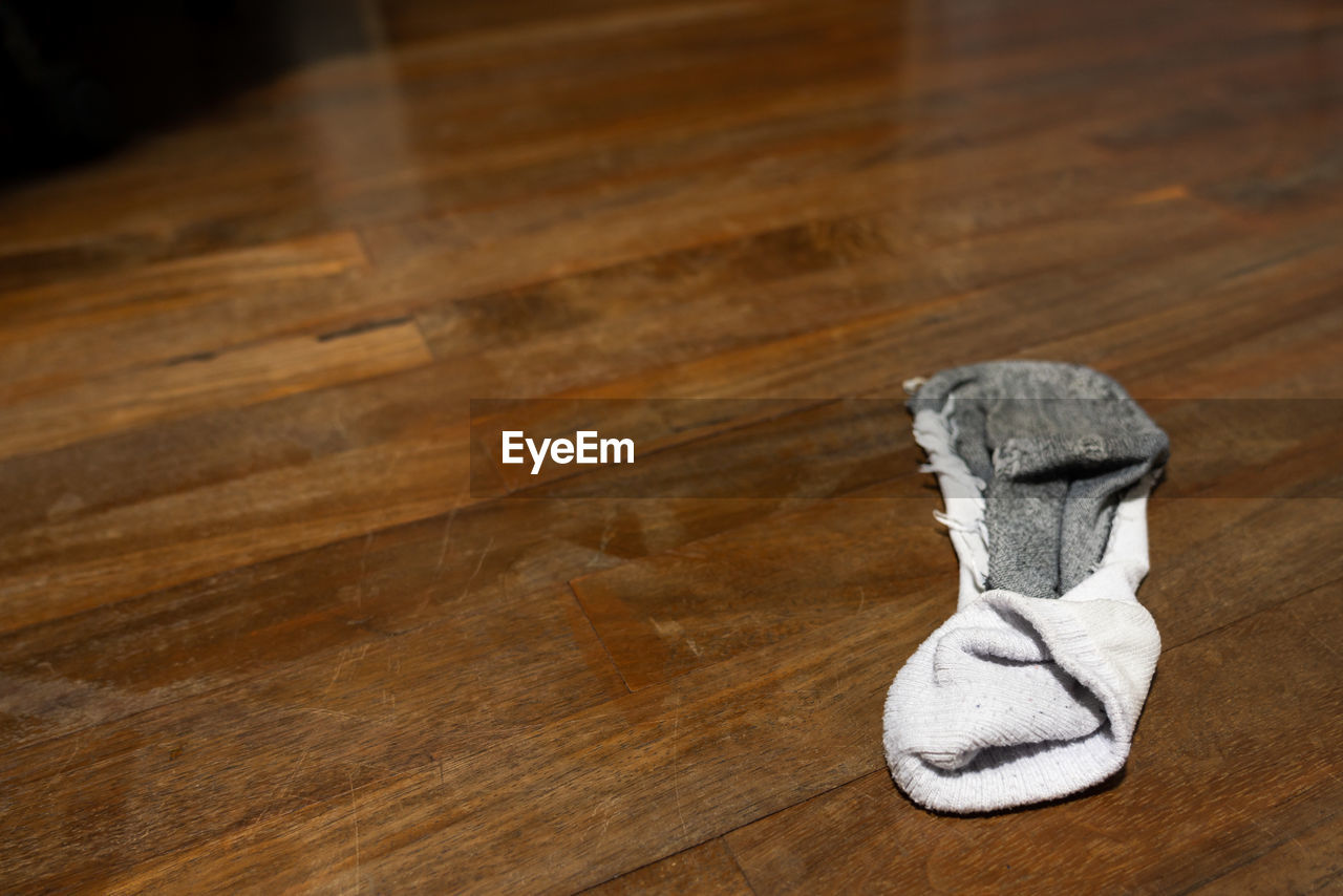 HIGH ANGLE VIEW OF WOODEN TABLE AT HOME