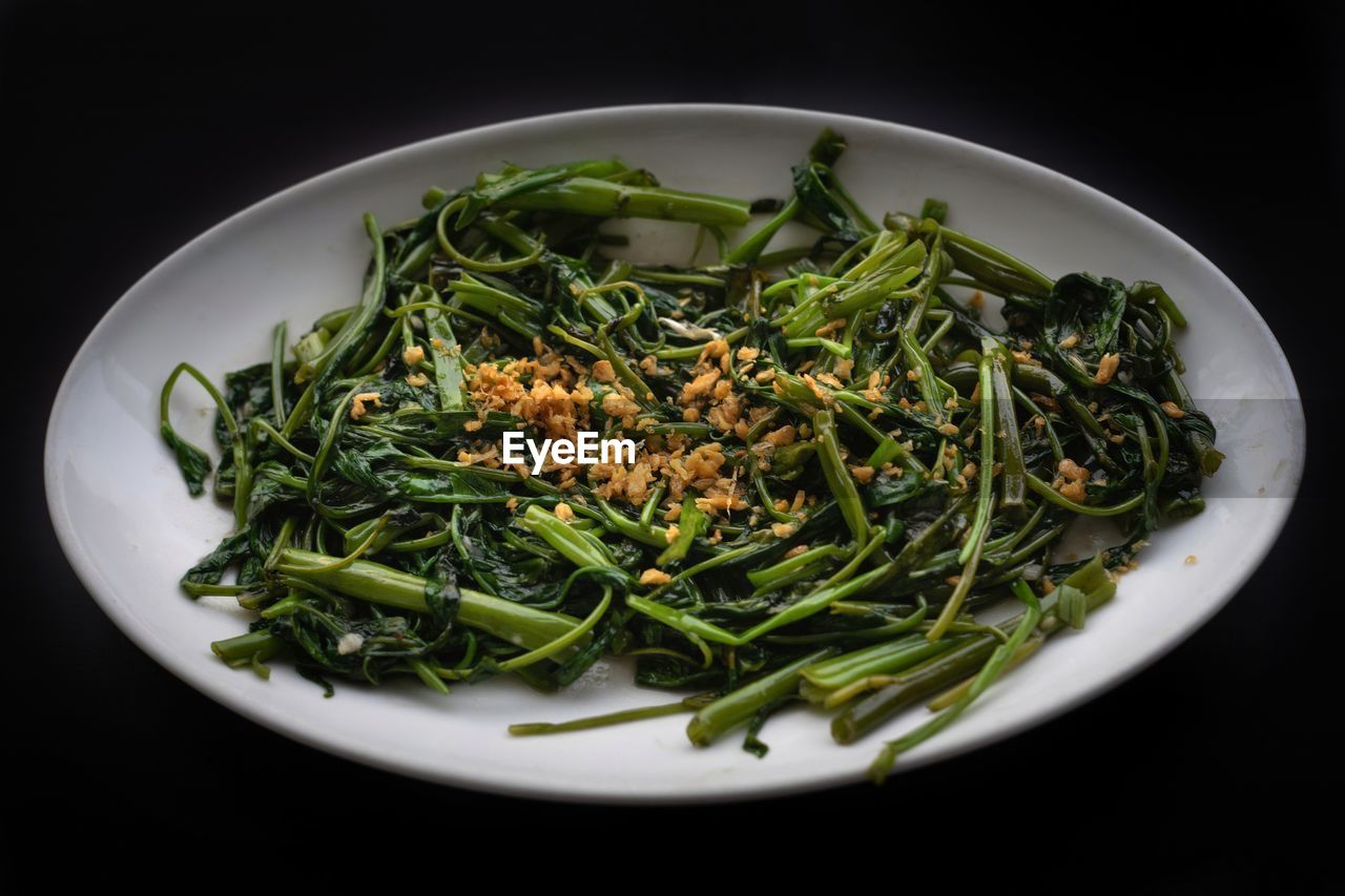 DIRECTLY ABOVE VIEW OF CHOPPED VEGETABLES IN PLATE