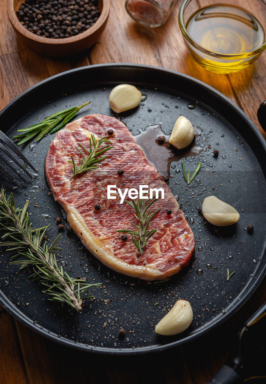 HIGH ANGLE VIEW OF FOOD IN PLATE ON TABLE