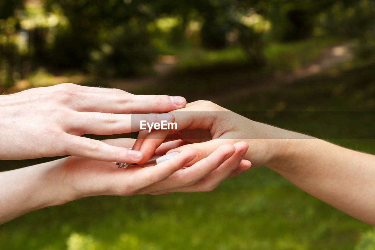 CLOSE-UP OF PEOPLE HAND