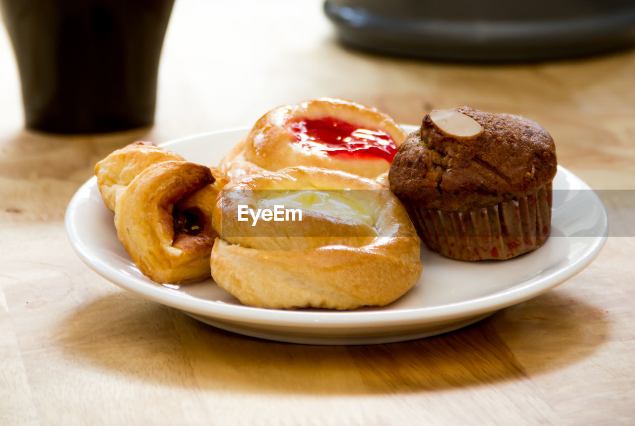 CLOSE-UP OF CAKE ON TABLE