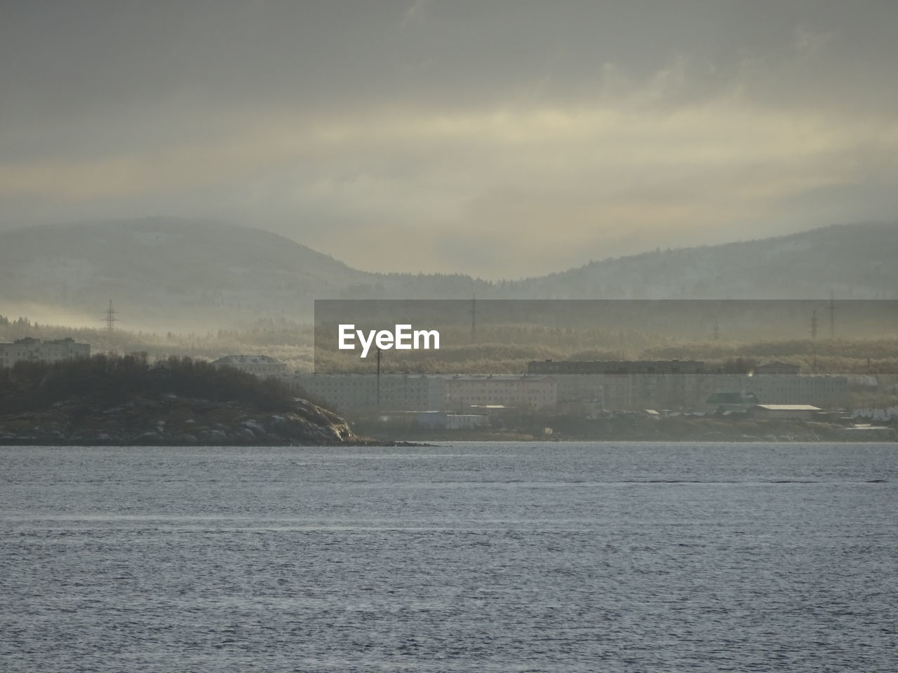 SCENIC VIEW OF SEA AND MOUNTAINS AGAINST SKY