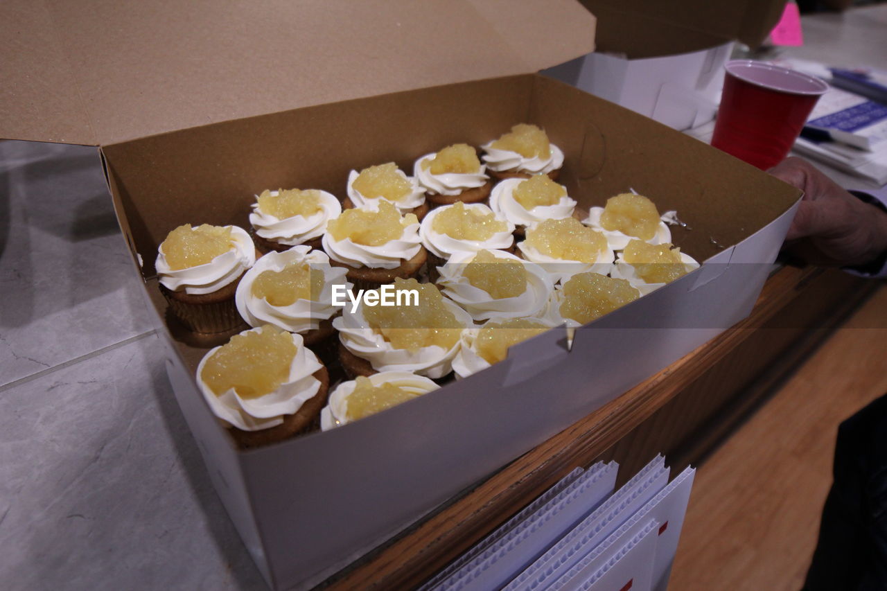 HIGH ANGLE VIEW OF COFFEE ON TABLE IN BOX