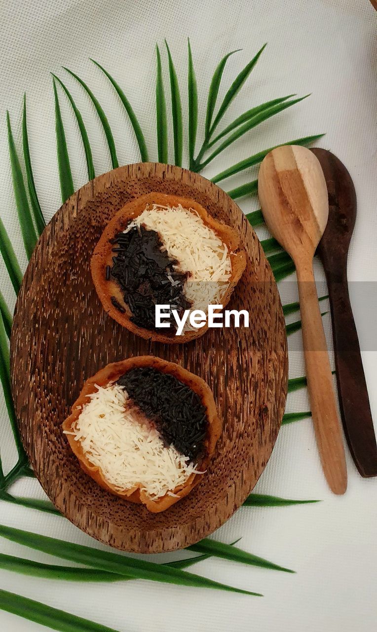 DIRECTLY ABOVE SHOT OF BREAD IN PLATE