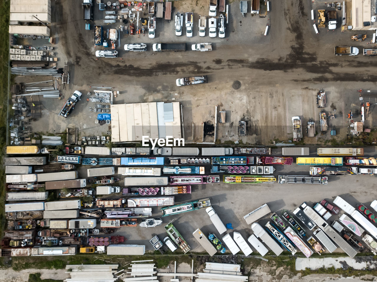 HIGH ANGLE VIEW OF TRAFFIC ON ROAD