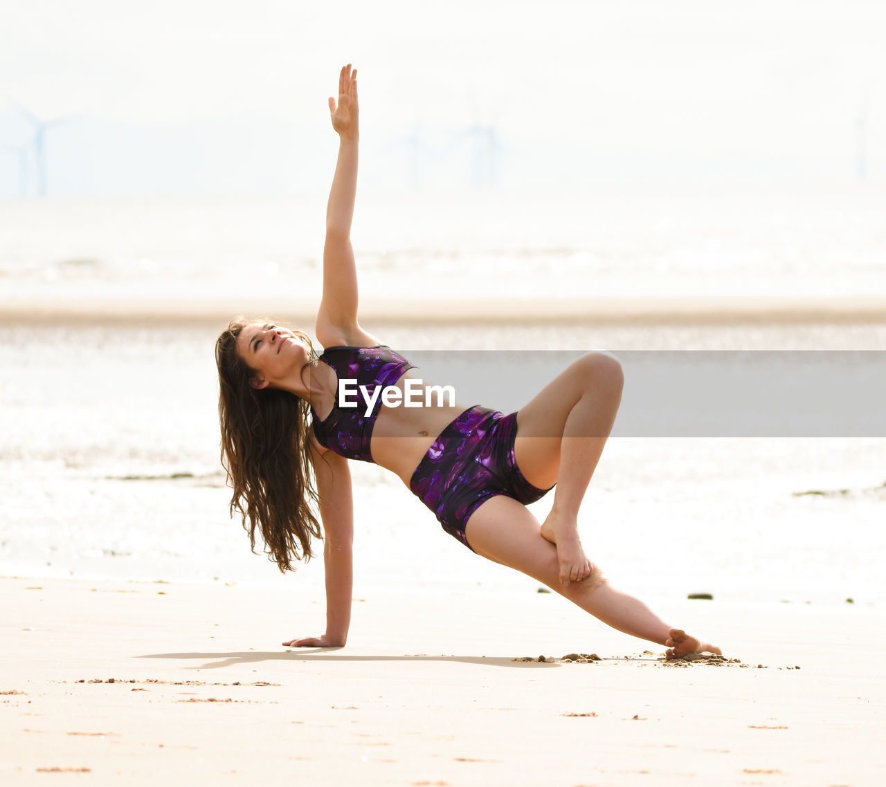 FULL LENGTH OF WOMAN AT BEACH