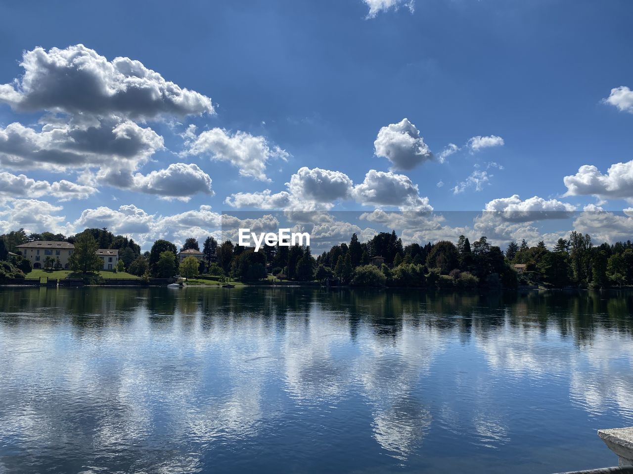 PANORAMIC SHOT OF LAKE AGAINST SKY