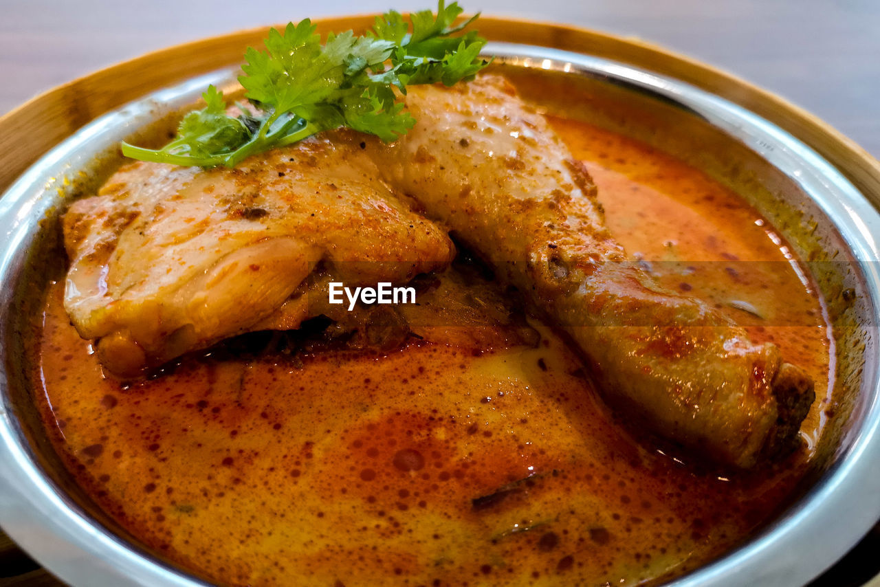 HIGH ANGLE VIEW OF MEAT WITH RICE IN PLATE