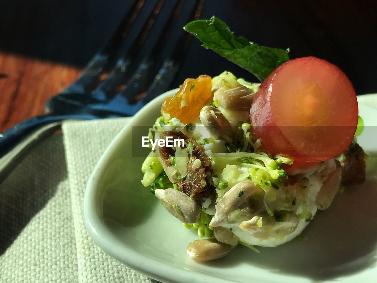 CLOSE-UP OF SALAD IN PLATE