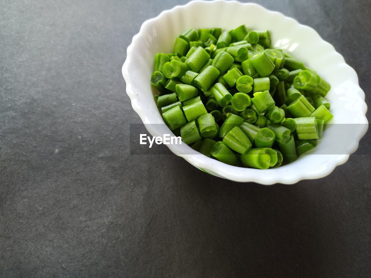 HIGH ANGLE VIEW OF SALAD IN BOWL ON TABLE