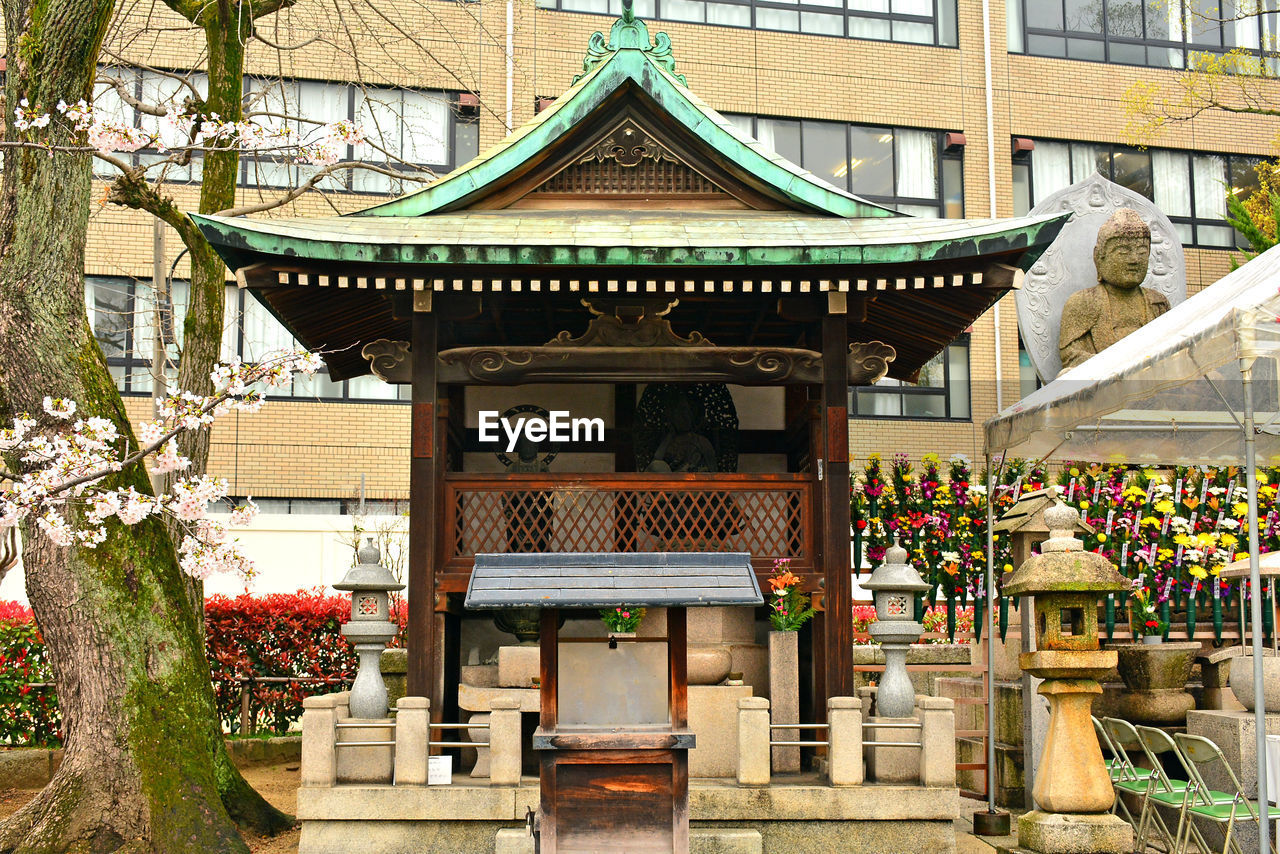 VIEW OF TEMPLE BUILDING WITH ROOF