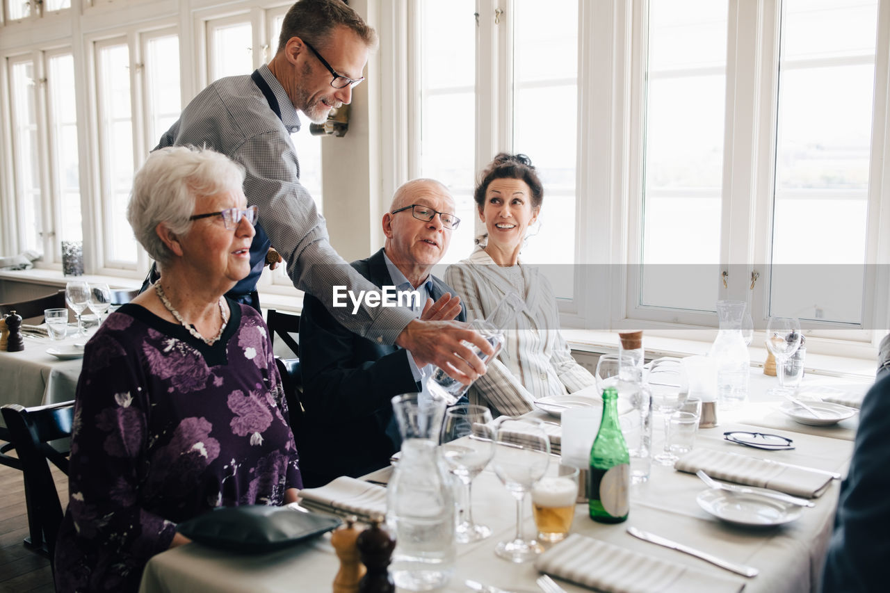 GROUP OF PEOPLE IN THE ROOM