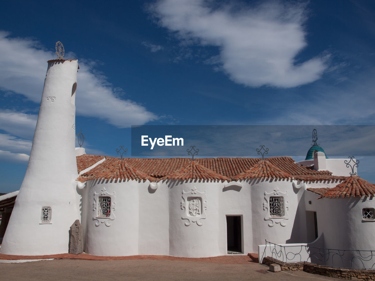 VIEW OF BUILDING AGAINST SKY