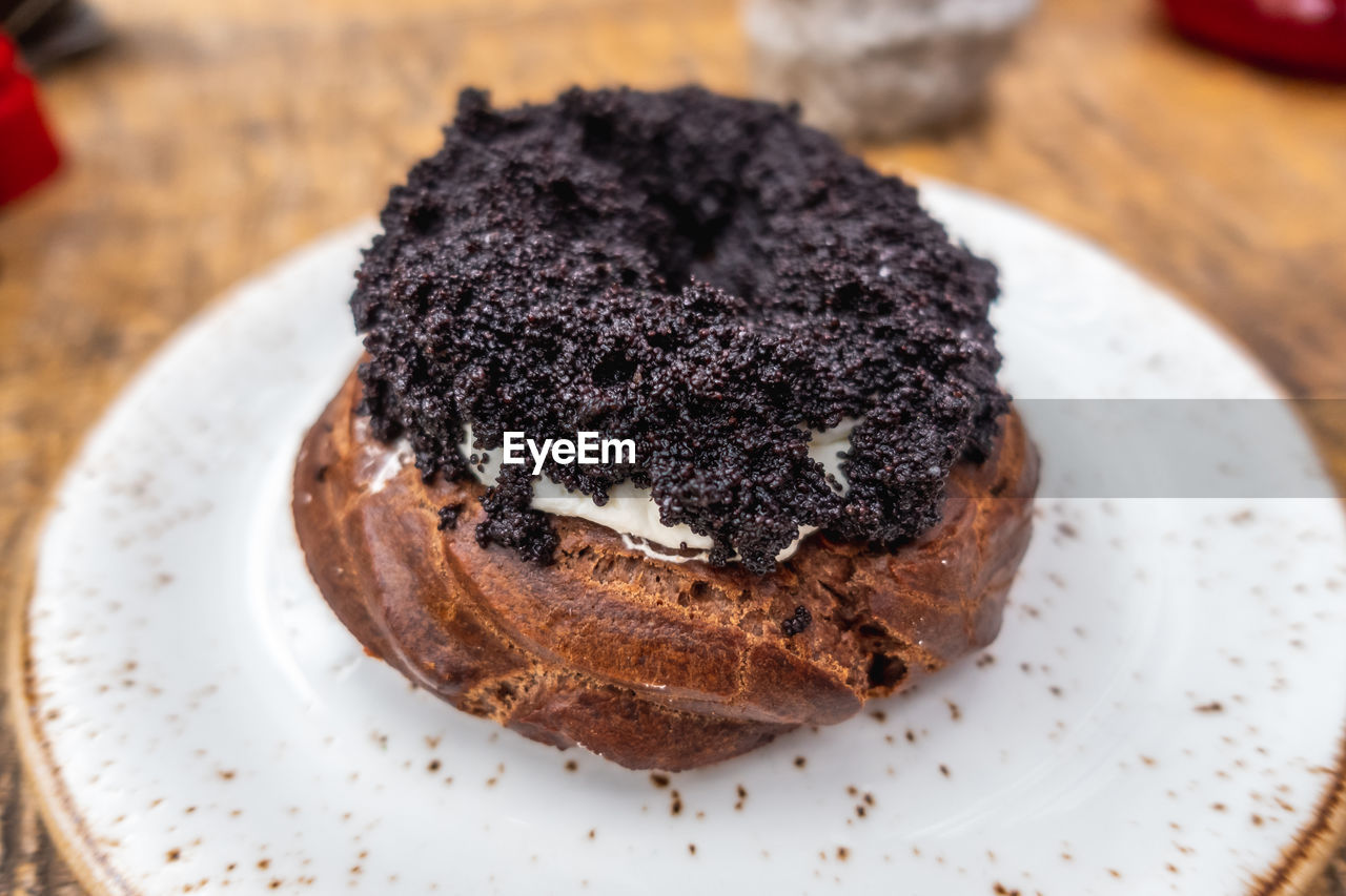 CLOSE-UP OF CAKE SERVED ON PLATE