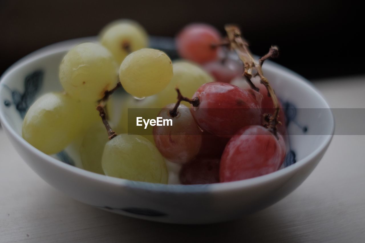 CLOSE-UP OF FRUIT IN BOWL