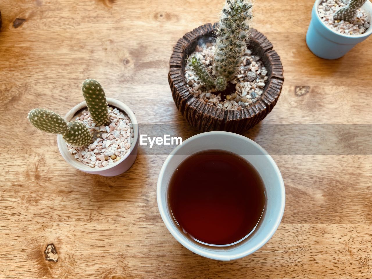 HIGH ANGLE VIEW OF COFFEE SERVED ON TABLE AT HOME