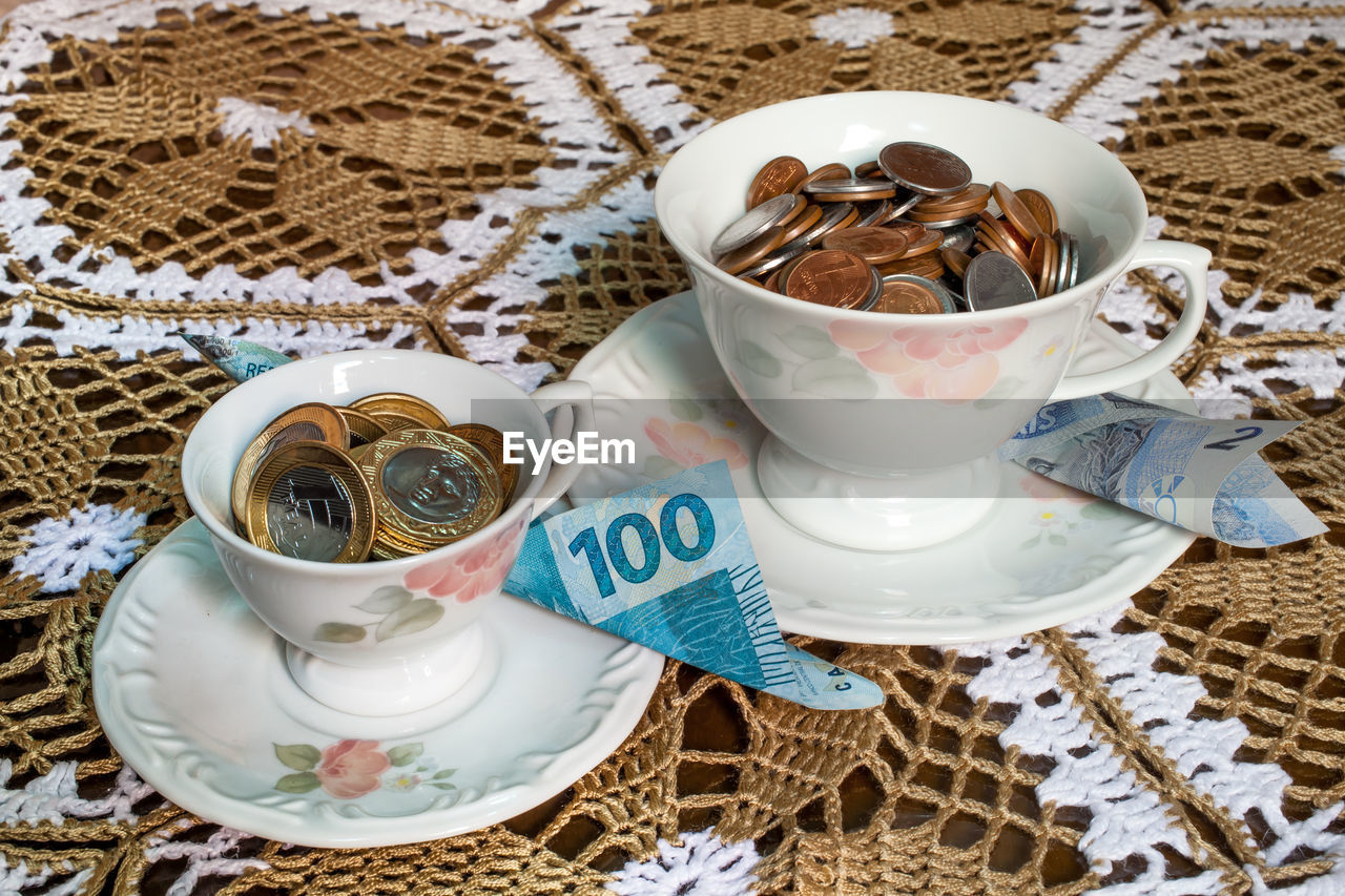 HIGH ANGLE VIEW OF COFFEE AND CUPS ON GLASS