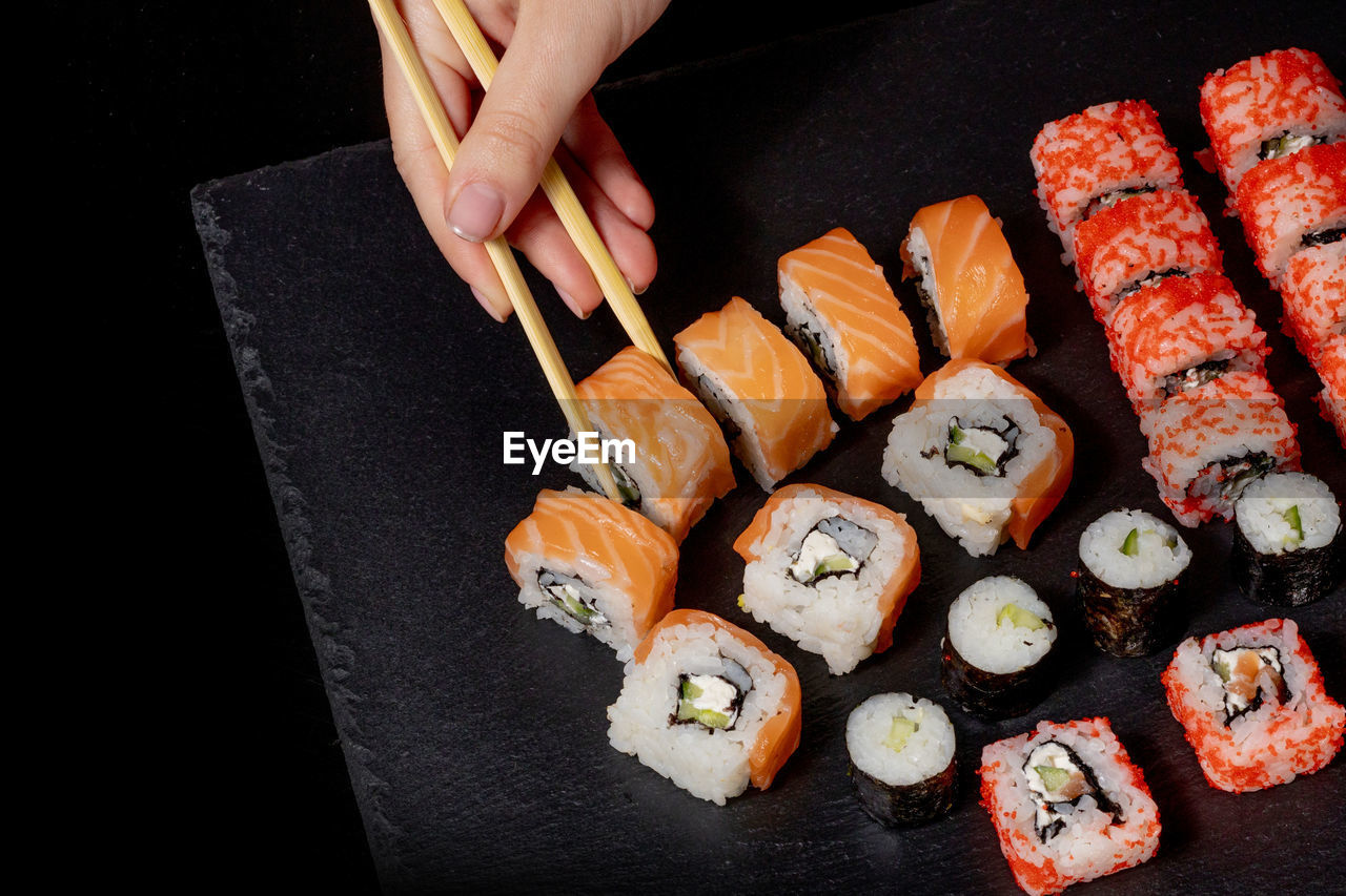 HIGH ANGLE VIEW OF SUSHI ON TRAY