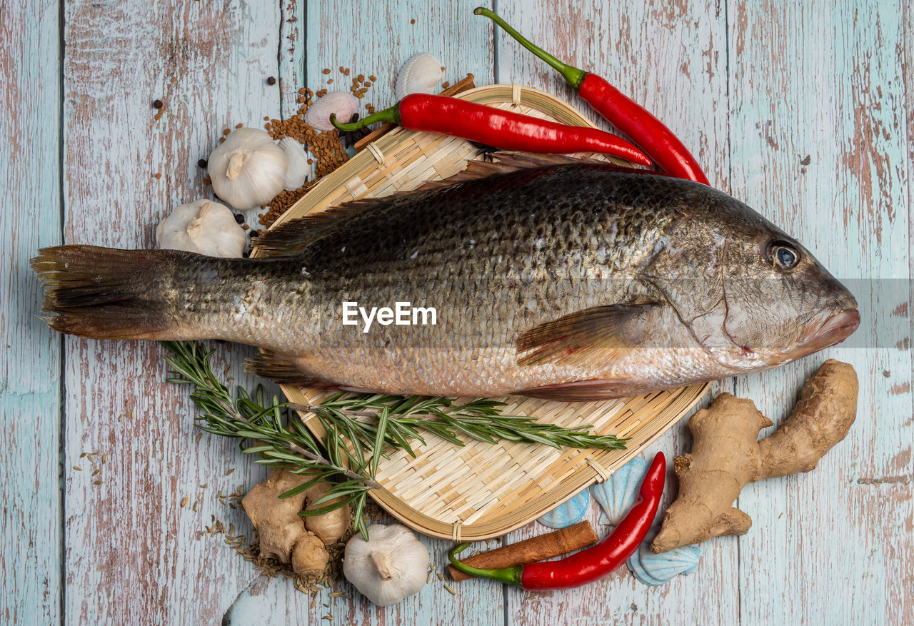 HIGH ANGLE VIEW OF FISH ON WOOD