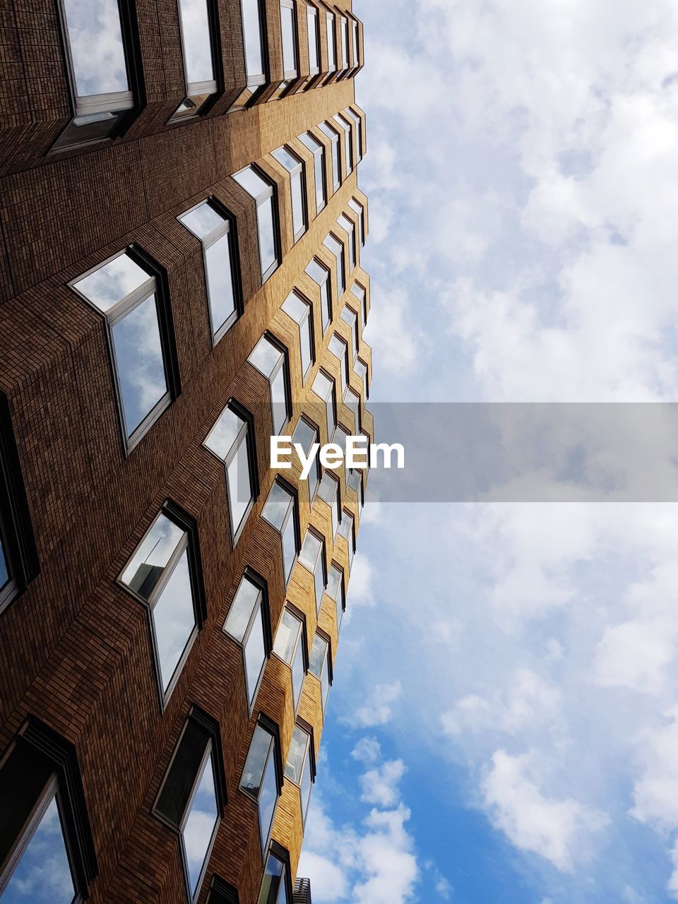 LOW ANGLE VIEW OF BUILDINGS AGAINST SKY