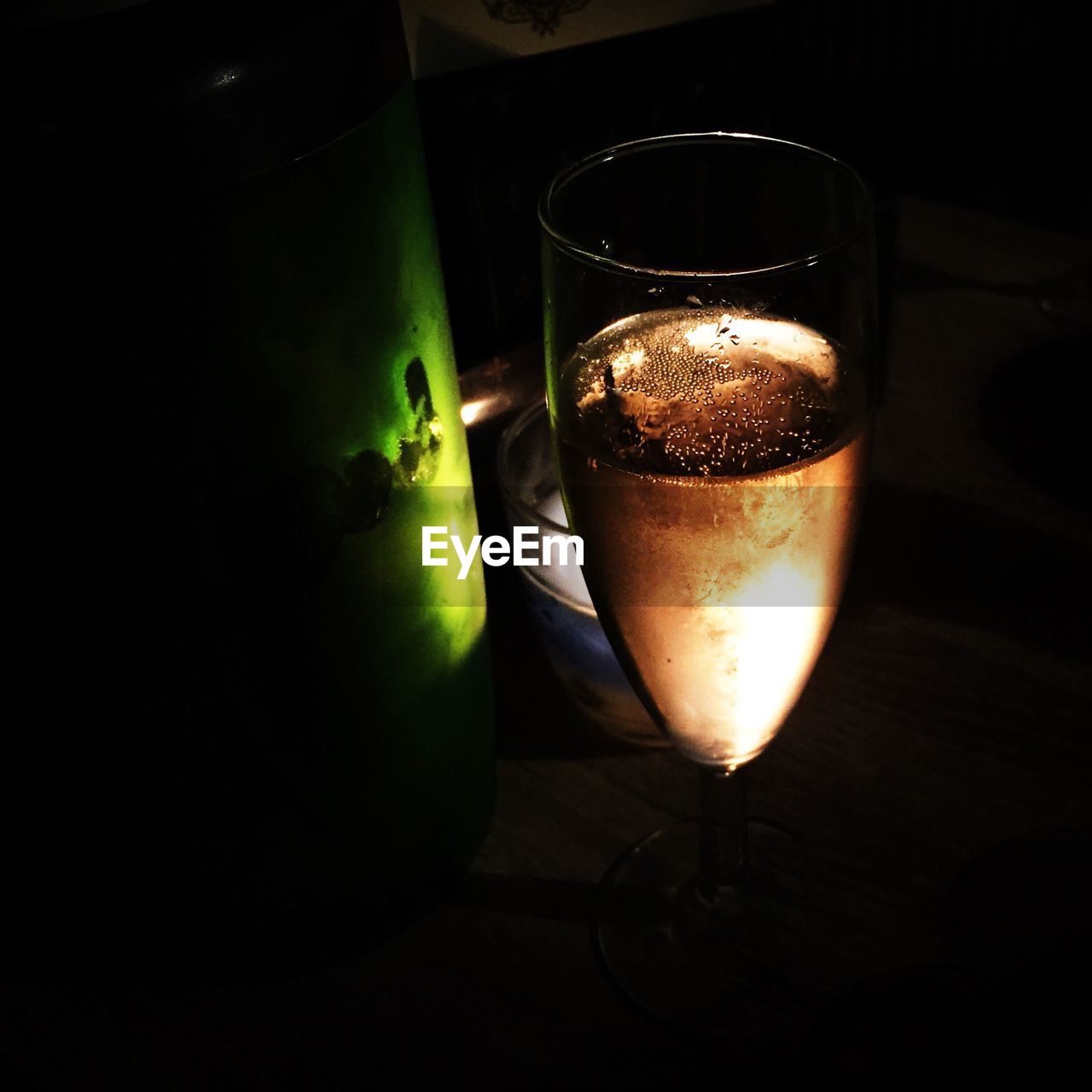 CLOSE-UP OF BEER IN GLASS