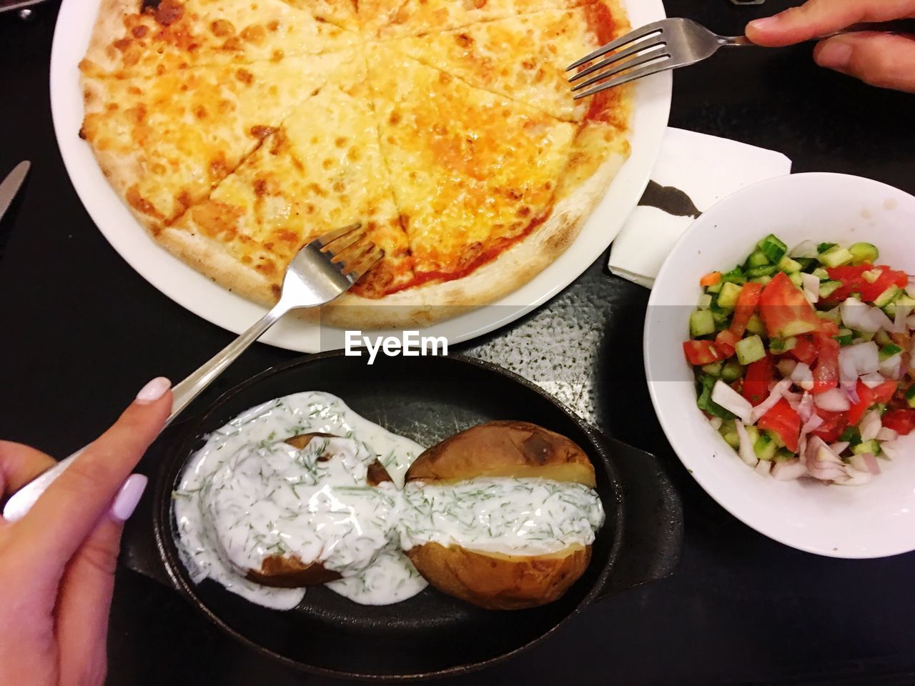 CLOSE-UP OF SERVING FOOD IN PLATE ON TABLE