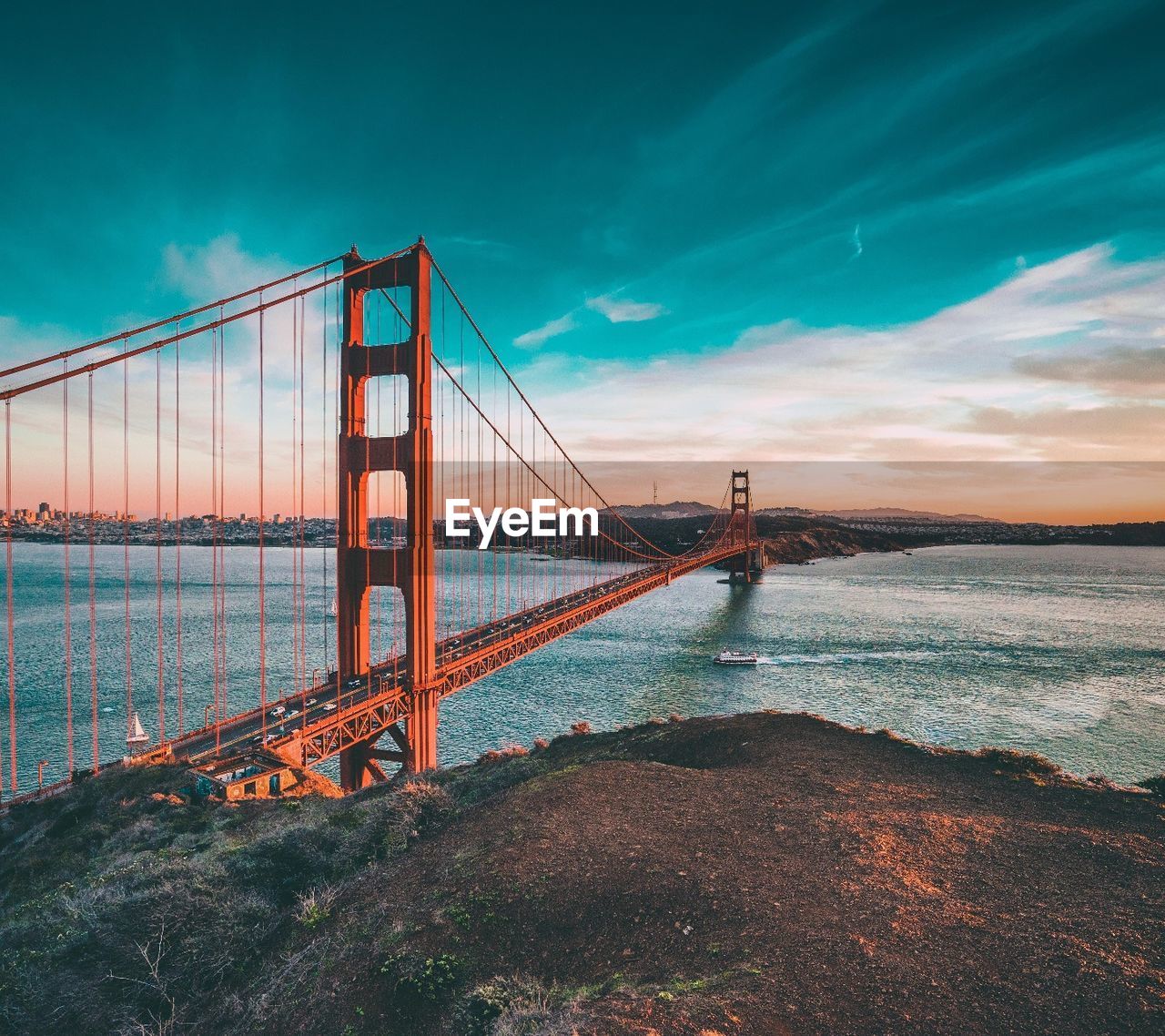 Scenic view of golden gate bridge over sea