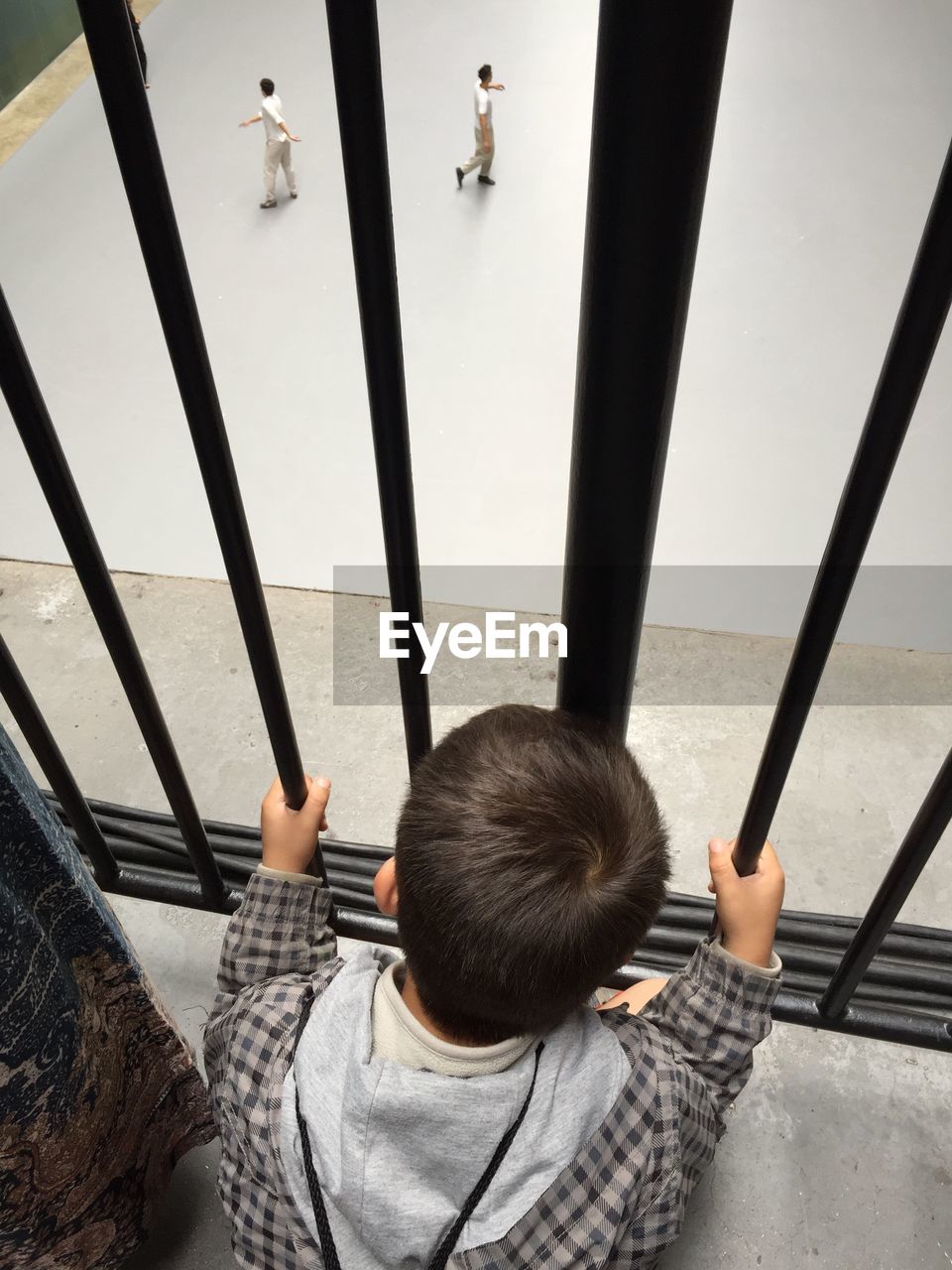 HIGH ANGLE VIEW OF BOY SITTING ON SEAT