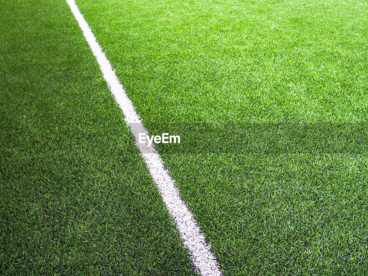 FULL FRAME SHOT OF SOCCER FIELD WITH GREEN GRASS