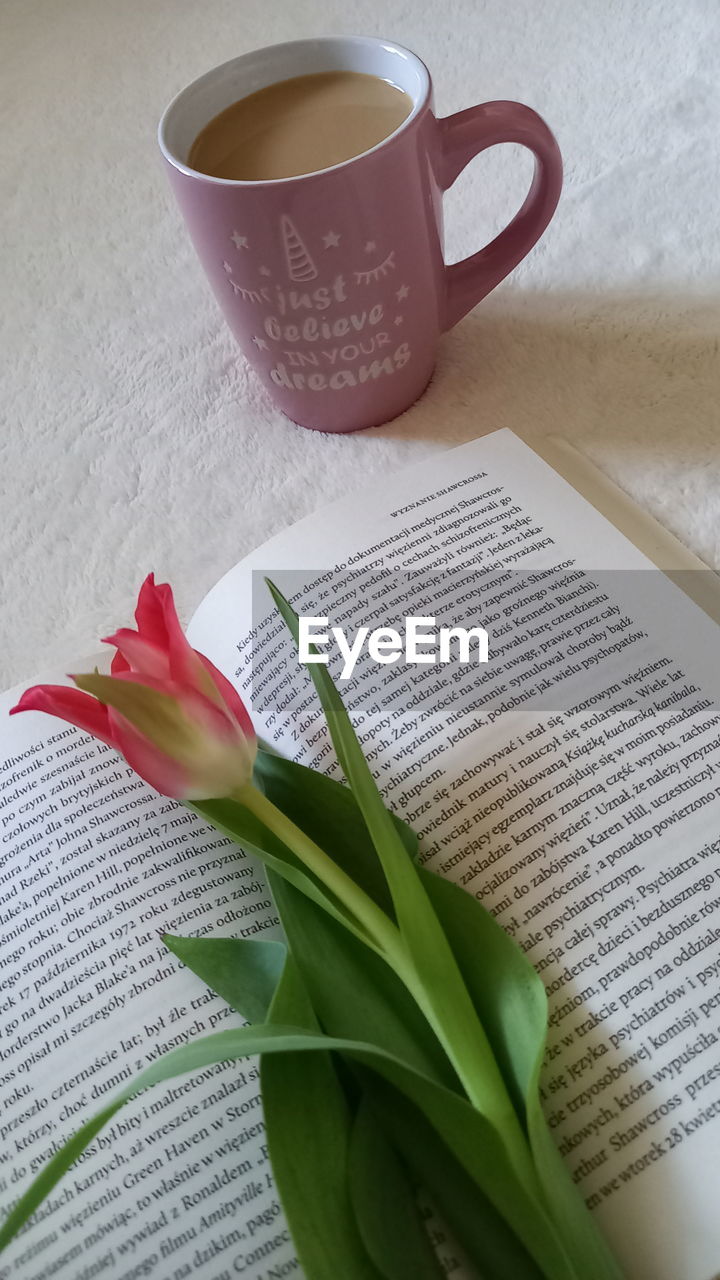 HIGH ANGLE VIEW OF COFFEE CUP ON TABLE