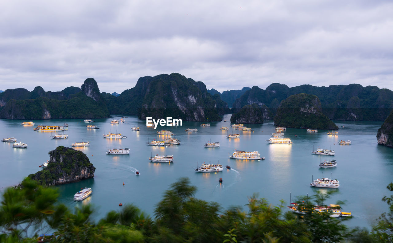 BOATS IN LAKE AGAINST SKY