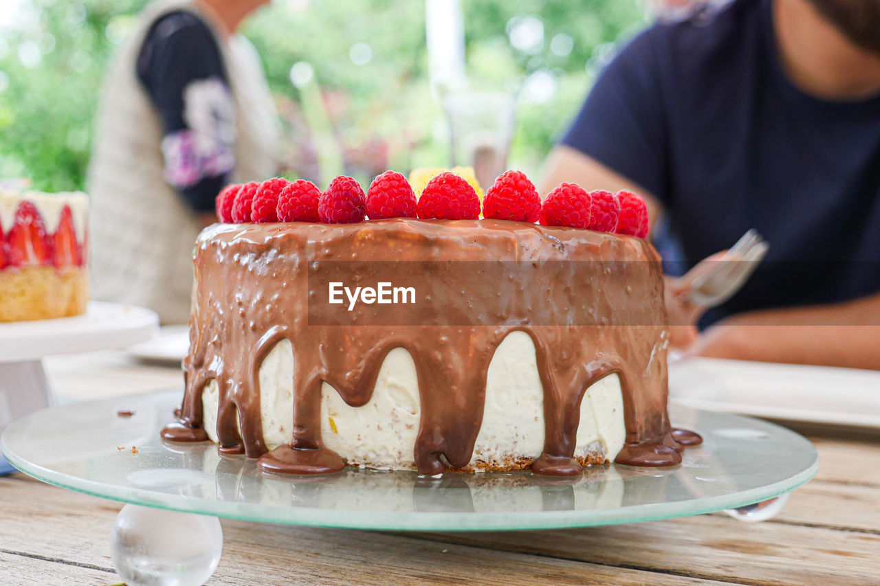 CLOSE-UP OF CAKE IN PLATE