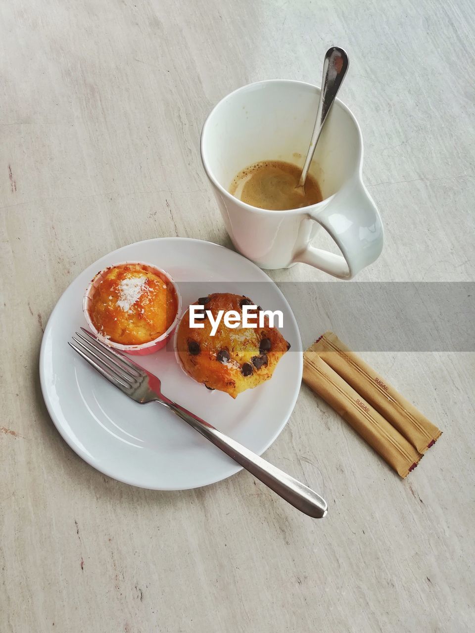 HIGH ANGLE VIEW OF BREAKFAST IN PLATE ON TABLE