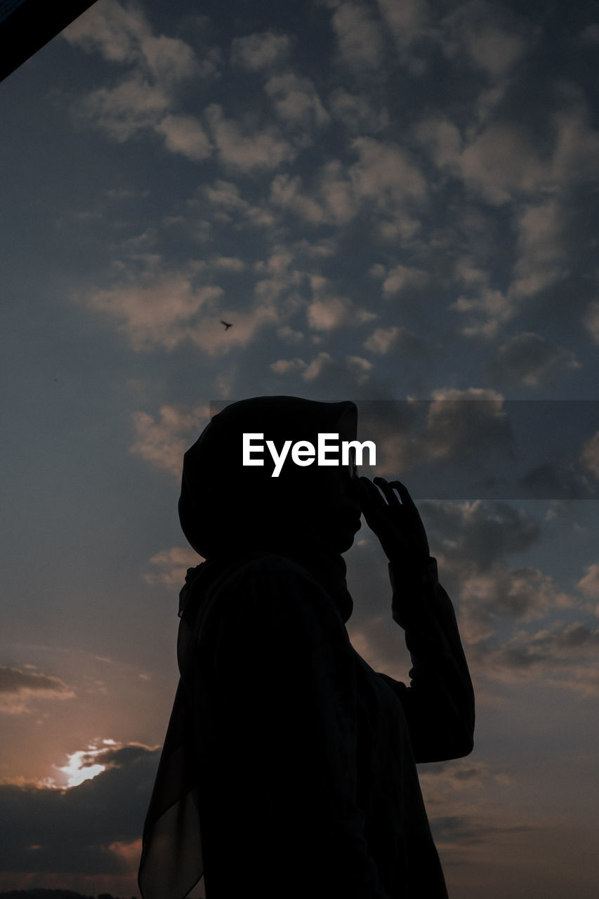 LOW ANGLE VIEW OF SILHOUETTE MAN AGAINST SKY DURING SUNSET