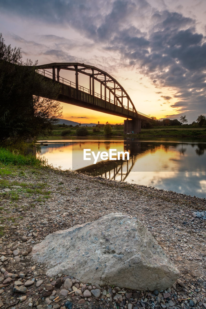 BRIDGE OVER RIVER AGAINST SKY