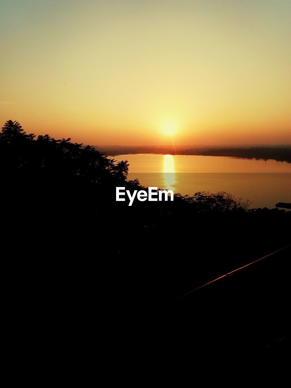 SCENIC VIEW OF SEA AGAINST CLEAR SKY AT SUNSET