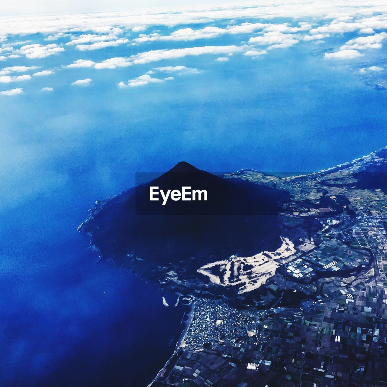 CLOSE-UP OF SEA AGAINST MOUNTAIN IN SKY