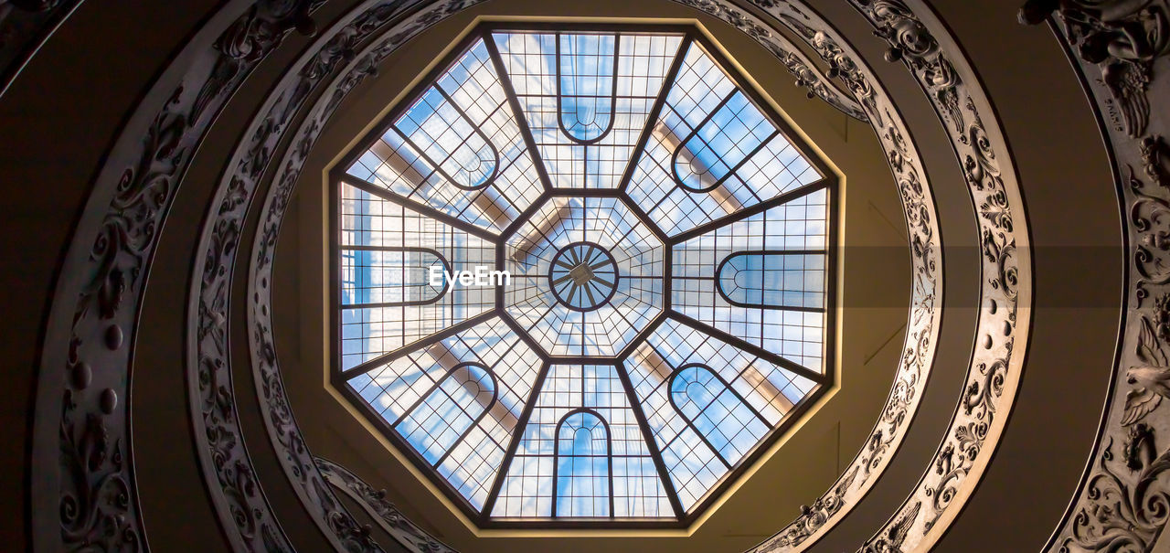 architecture, built structure, indoors, window, ceiling, glass, directly below, dome, low angle view, daylighting, no people, pattern, building, geometric shape, skylight, shape, ornate, architectural feature, travel destinations, circle, day, sunlight, city, history