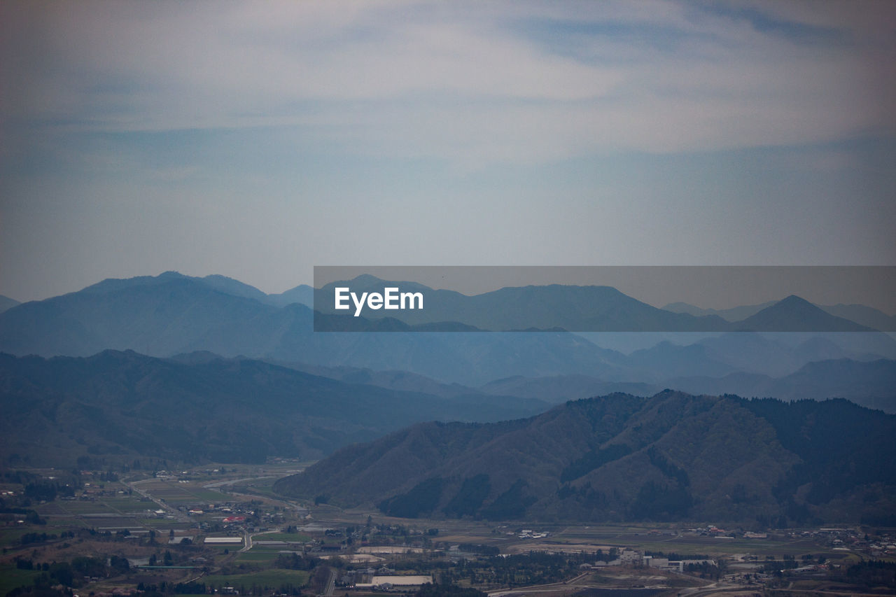SCENIC VIEW OF MOUNTAINS AGAINST SKY DURING SUNRISE