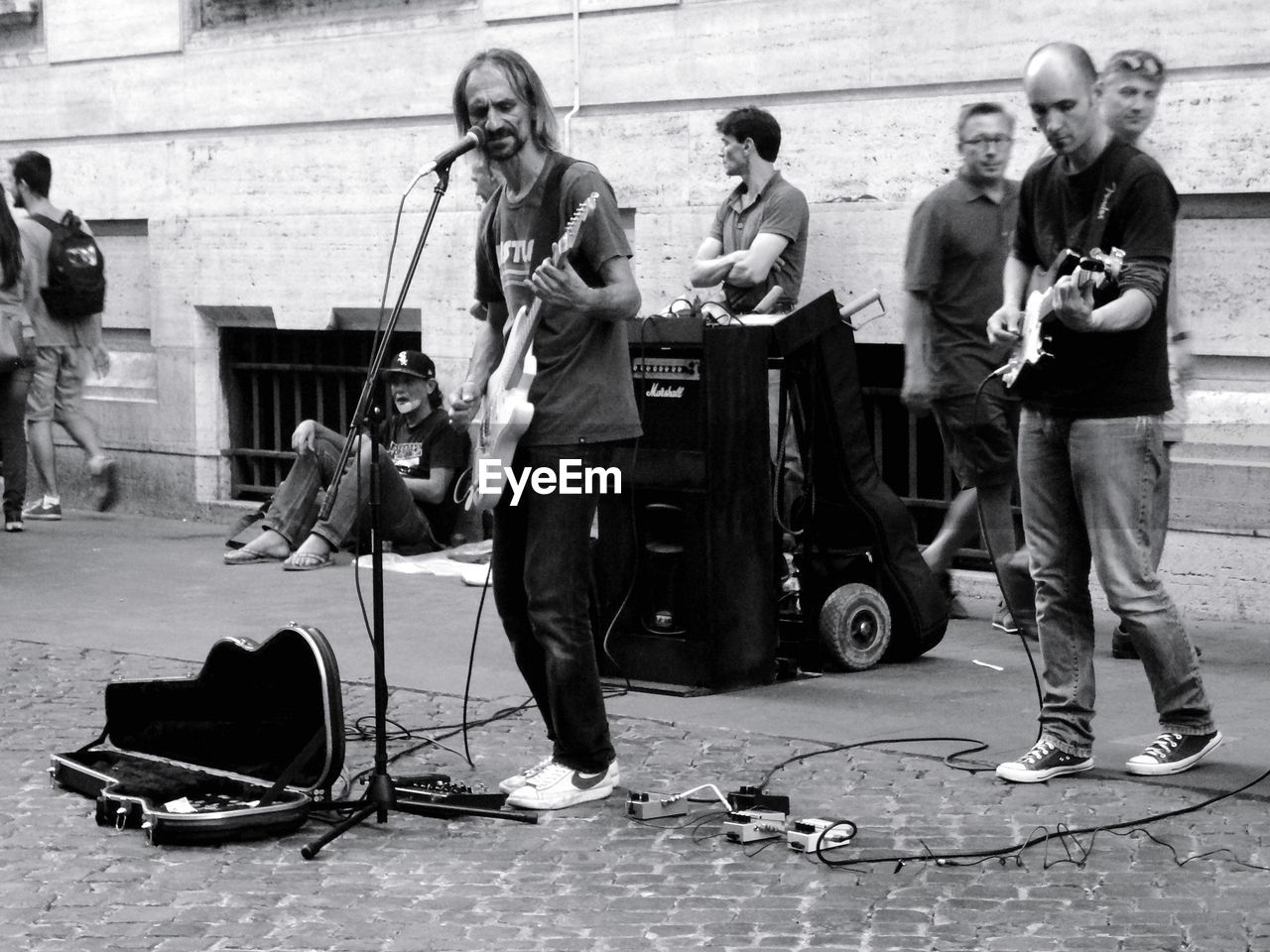 GROUP OF PEOPLE PLAYING GUITAR AT MUSIC CONCERT