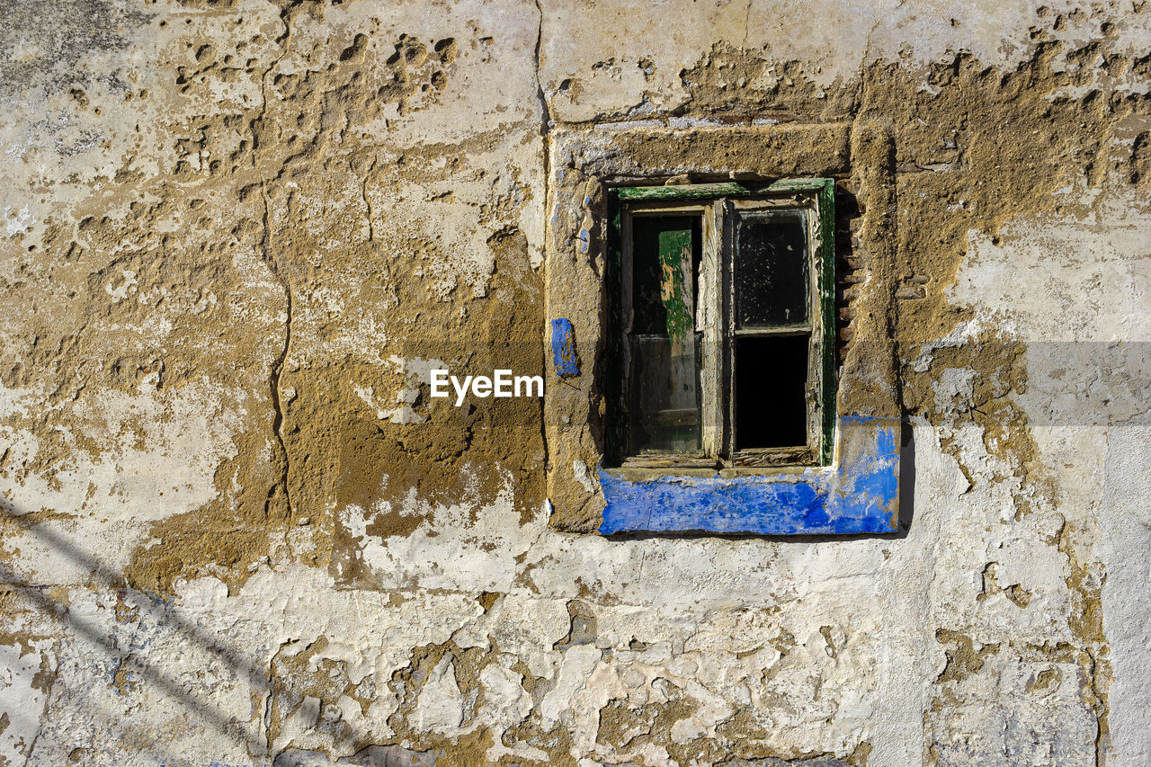 LOW ANGLE VIEW OF WINDOW ON WALL